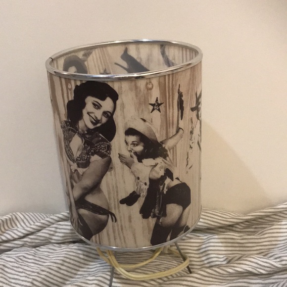 Sourpuss pinup cowgirl lamp - Picture 3 of 5